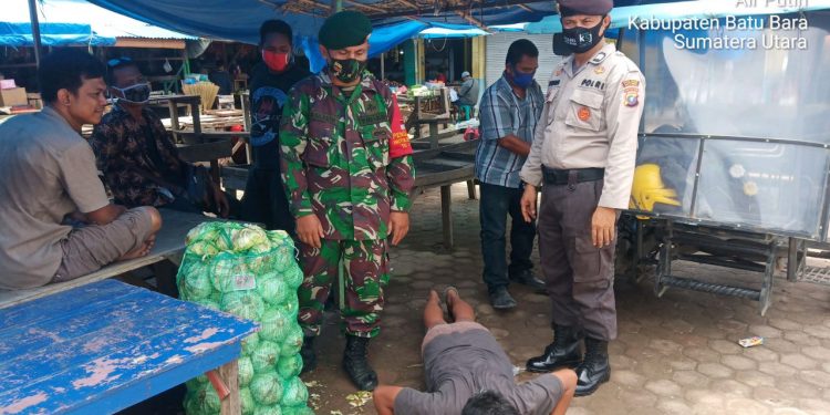 TNI-POLRI Kompak Laksanakan Pemantauan Protokol Kesehatan Di Pasar Tradisional