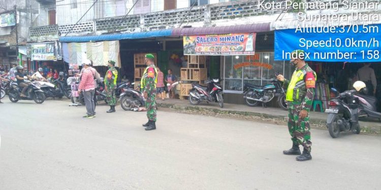 Cegah Penyebaran Covid-19, Babinsa Jajaran Kodim 0207/Simalungun Sosialisasi Protokol Kesehatan Di Pasar Parluasan Siantar Cegah Penyebaran Covid-19, Babinsa Jajaran Kodim 0207/Simalungun Sosialisasi Protokol Kesehatan Di Pasar Parluasan Siantar