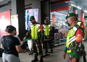 Personil Kodim 0207/Simalungun Aktif monitoring di Pos Swalayan Ramayana Pematang Siantar
