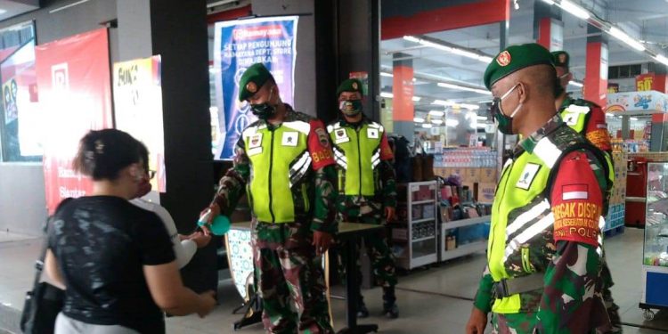 Personil Kodim 0207/Simalungun Aktif monitoring di Pos Swalayan Ramayana Pematang Siantar