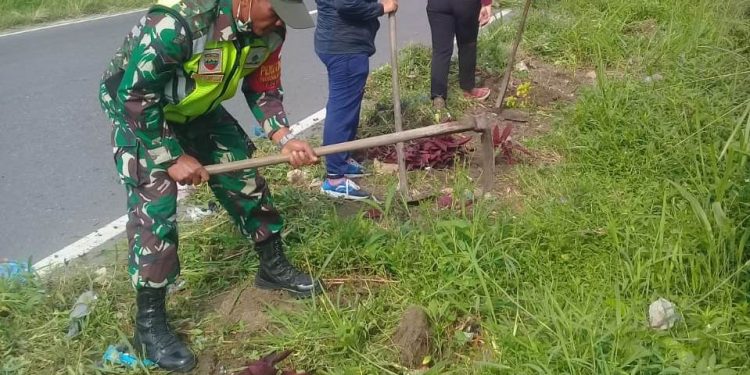 Personel Jajaran Kodim 0207/Simalungun Gotong Royong Bersama Warga Binaan Personel Jajaran Kodim 0207/Simalungun Gotong Royong Bersama Warga Binaan