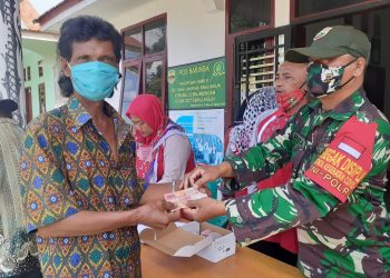 Personel Babinsa Jajaran Kodim 0207/Simalungun Kawal Penyaluran BLT DD di Tanah Jawa