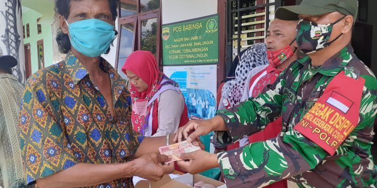 Personel Babinsa Jajaran Kodim 0207/Simalungun Kawal Penyaluran BLT DD di Tanah Jawa Personel Babinsa Jajaran Kodim 0207/Simalungun Kawal Penyaluran BLT DD di Tanah Jawa