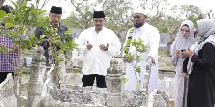 Sebelum Mendaftar ke KPU, Hasim Ziarah ke Makam Kedua Orangtua Sebelum Mendaftar ke KPU, Hasim Ziarah ke Makam Kedua Orangtua