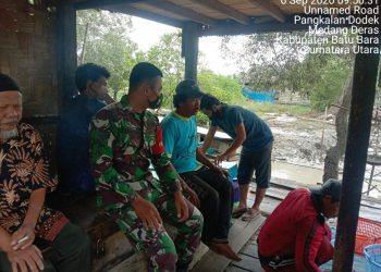Laksanakan Anjangsana Ke Rumah Mitra Karib, Personel Kodim 0208/Asahan Sosialisasikan Protokol Covid-19