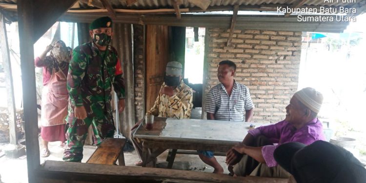 Personel Jajaran Kodim 0208/Asahan Minta Pengunjung Warung Untuk Terapkan New Normal Personel Jajaran Kodim 0208/Asahan Minta Pengunjung Warung Untuk Terapkan New Normal
