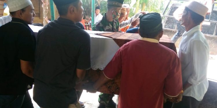 Tunjukkan Belasungkawa, Personel Kodim 0208/Asahan Turut Melayat Warga Binaannya Tunjukkan Belasungkawa, Personel Kodim 0208/Asahan Turut Melayat Warga Binaannya