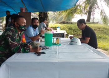 Sambangi Warga , Personel Jajaran Kodim 0207/Simalungun Laksanakan Komsos Ke Desa Binaan