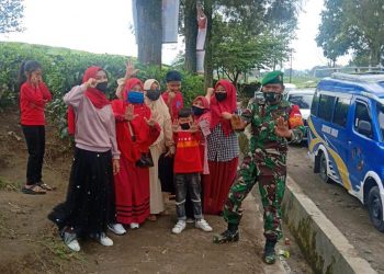 Sambangi Objek Wisata, Danramil dan Babinsa Jajaran Kodim 0207/Simalungun Himbau Masyarakat Patuhi Protokol Kesehatan