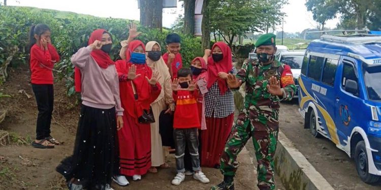 Sambangi Objek Wisata, Danramil dan Babinsa Jajaran Kodim 0207/Simalungun Himbau Masyarakat Patuhi Protokol Kesehatan Sambangi Objek Wisata, Danramil dan Babinsa Jajaran Kodim 0207/Simalungun Himbau Masyarakat Patuhi Protokol Kesehatan