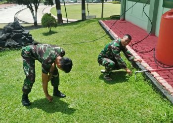 Jaga Keindahan Pangkalan, Personel Korem 022/Pantai Timur Laksanakan Pembersihan