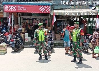 Personil Kodim 0207/Simalungun Disiplinkan Warga Dengan Protokol Kesehatan di Pasar Dwi Kora Parluasan