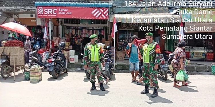 Personil Kodim 0207/Simalungun Disiplinkan Warga Dengan Protokol Kesehatan di Pasar Dwi Kora Parluasan Personil Kodim 0207/Simalungun Disiplinkan Warga Dengan Protokol Kesehatan di Pasar Dwi Kora Parluasan