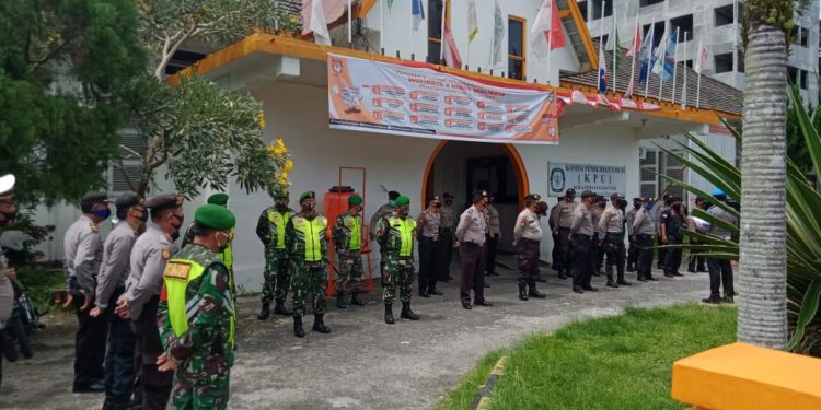 Personil Jajaran Kodim 0207/Simalungun Turun Pengamanan Pendaftaran Pasangan Bacalon Walikota dan Wakil Walikota Personil Jajaran Kodim 0207/Simalungun Turun Pengamanan Pendaftaran Pasangan Bacalon Walikota dan Wakil Walikota