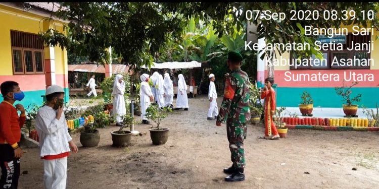 Personel Kodim 0208/Asahan Berikan Pemahaman New Normal Bagi Anak SD Personel Kodim 0208/Asahan Berikan Pemahaman New Normal Bagi Anak SD