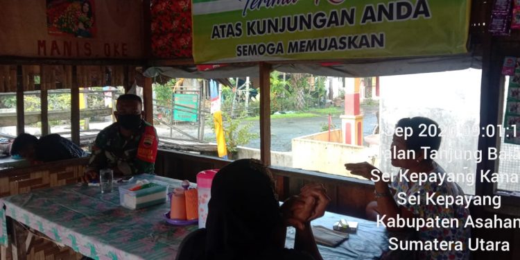 Datangi Warung Untuk Himbau Warga Patuhi Protokol Kesehatan Oleh Personel Kodim 0208/Asahan