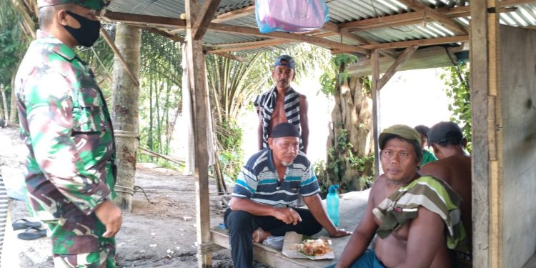 Minta Warga Agar Tetap Jaga Jarak Cegah Covid-19, Personel Jajaran Kodim 0208/Asahan