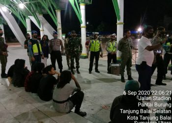 Personel Kodim 0208/Asahan Melalui Babinsa Koramil 08/Pulau Buaya Tingkatkan Kedisiplinan Warga Melalui Patroli Gabungan