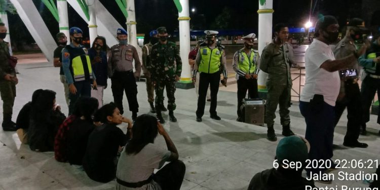 Personel Kodim 0208/Asahan Melalui Babinsa Koramil 08/Pulau Buaya Tingkatkan Kedisiplinan Warga Melalui Patroli Gabungan Personel Kodim 0208/Asahan Melalui Babinsa Koramil 08/Pulau Buaya Tingkatkan Kedisiplinan Warga Melalui Patroli Gabungan