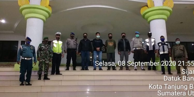 Personel Kodim 0208/Asahan Bersama Polres Tanjung Balai Anjurkan Warga Tentang Pentingnya Pakai Masker Di Tengah Pandemi Personel Kodim 0208/Asahan Bersama Polres Tanjung Balai Anjurkan Warga Tentang Pentingnya Pakai Masker Di Tengah Pandemi