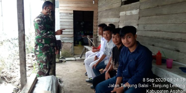 Jalin Hubungan Baik TNI-Pelajar Melalui Sosialisasi Protokol Kesehatan Jalin Hubungan Baik TNI-Pelajar Melalui Sosialisasi Protokol Kesehatan