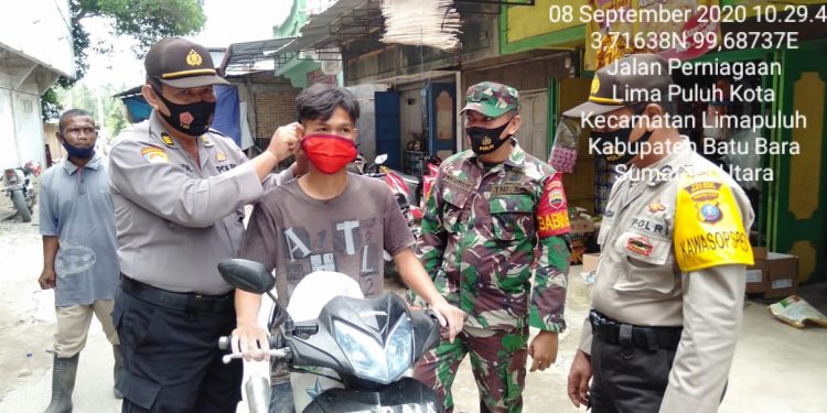 Kompak Gelar Sosialisasi Prokes Covid-19 Dengan Masyarakat Oleh TNI-Polri Kompak Gelar Sosialisasi Prokes Covid-19 Dengan Masyarakat Oleh TNI-Polri