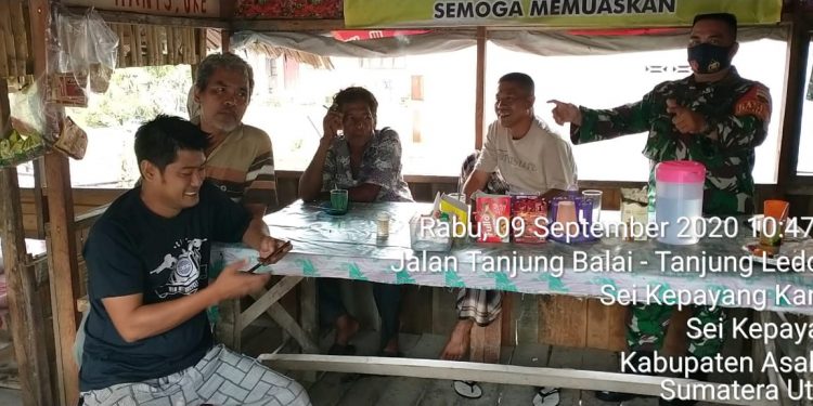 Sambangi Warga Di Warung, Personel Jajaran Kodim 0208/Asahan Sebarkan Protokol Kesehatan Sambangi Warga Di Warung, Personel Jajaran Kodim 0208/Asahan Sebarkan Protokol Kesehatan