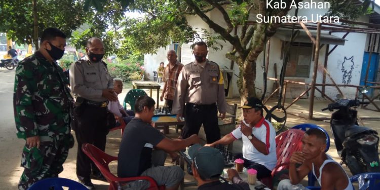 Sinergitas TNI-Polri Sebarkan Protokol Kesehatan Antisipasi Covid-19 Melalui Komunikasi Sosial Sinergitas TNI-Polri Sebarkan Protokol Kesehatan Antisipasi Covid-19 Melalui Komunikasi Sosial