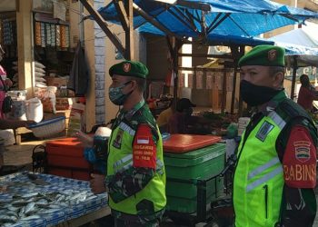 Kodim 0207/Simalungun bersama Forkopimcam Siantar Utara Razia Masker Untuk Taati Protokol Kesehatan di Pasar Dwi Kora Parluasan