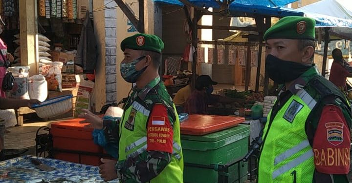 Kodim 0207/Simalungun bersama Forkopimcam Siantar Utara Razia Masker Untuk Taati Protokol Kesehatan di Pasar Dwi Kora Parluasan Kodim 0207/Simalungun bersama Forkopimcam Siantar Utara Razia Masker Untuk Taati Protokol Kesehatan di Pasar Dwi Kora Parluasan