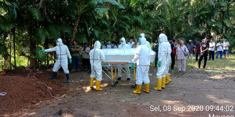Wujud Kepedulian Kodim 0207/Simalungun Bantu Proses Pemakaman Jenazah Pasien Probable Covid-19 Warga Binaan Wujud Kepedulian Kodim 0207/Simalungun Bantu Proses Pemakaman Jenazah Pasien Probable Covid-19 Warga Binaan
