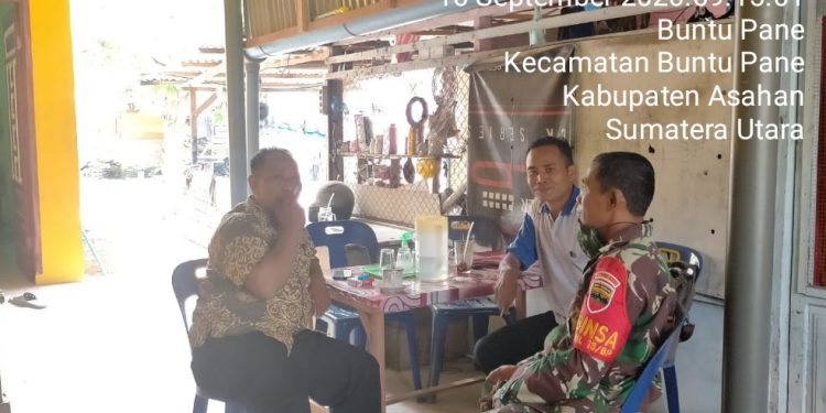Ciptakan Rasa Aman Di Tengah-Tengah Masyarakat, Personel Jajaran Kodim 0208/Asahan Ajak Warga Buat Jadwal Siskamling