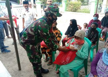 Bersama Remaja Masjid Personel Jajaran Kodim 0208/Asahan Bagikan Sembako Di Tengah Pandemi