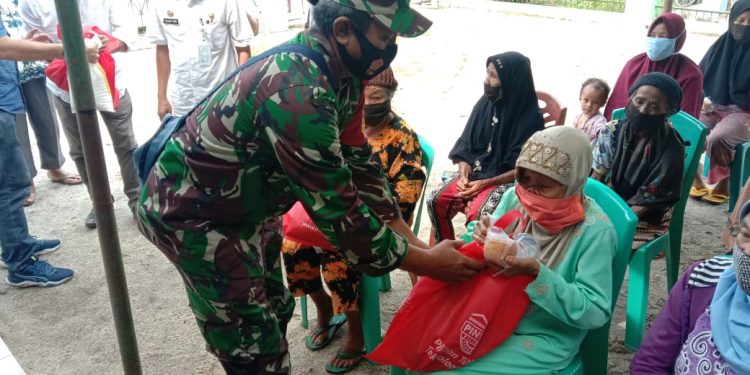 Bersama Remaja Masjid Personel Jajaran Kodim 0208/Asahan Bagikan Sembako Di Tengah Pandemi