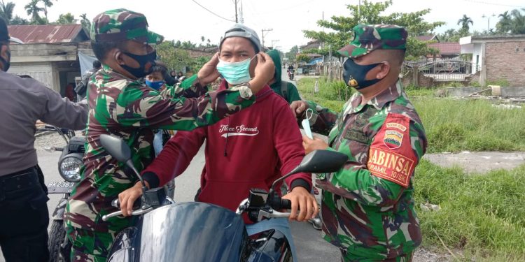 Danramil 10/Sei Kepayang (Kodim 0208/Asahan) Berpartisipasi Pada Pembagian Masker Secara Serentak Tingkat Kabupaten Asahan Danramil 10/Sei Kepayang (Kodim 0208/Asahan) Berpartisipasi Pada Pembagian Masker Secara Serentak Tingkat Kabupaten Asahan