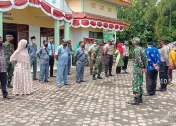 Danramil 7/Datuk Bandar Beserta Babinsa Bersama Instansi Terkait Bagikan Masker Kepada Masyarakat