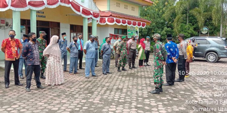 Danramil 7/Datuk Bandar Beserta Babinsa Bersama Instansi Terkait Bagikan Masker Kepada Masyarakat