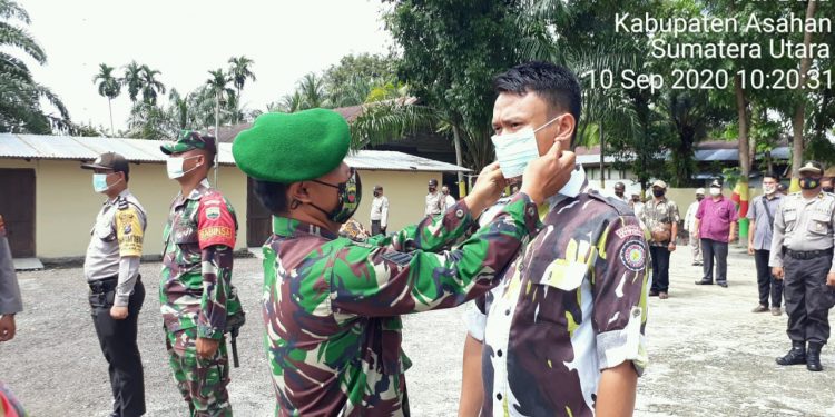 Ikuti Upacara Pemakaian Masker Sekaligus Bagikan Masker Kepada Masyarakat Oleh Personel Jajaran Kodim 0208/Asahan