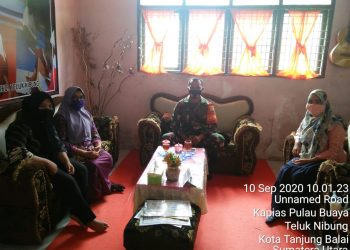 Kodim 0208/Asahan Melalui Babinsa Koramil 08/Pulau Buaya Jalin Silaturahmi Dengan Guru SD Dengan Cara Komsos