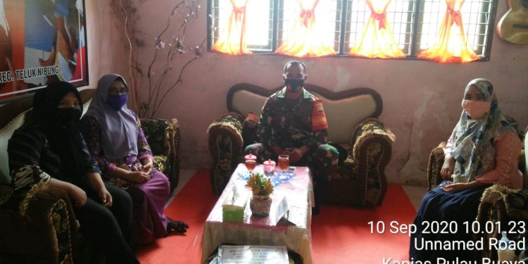 Kodim 0208/Asahan Melalui Babinsa Koramil 08/Pulau Buaya Jalin Silaturahmi Dengan Guru SD Dengan Cara Komsos