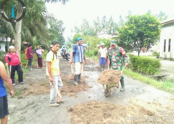 Personel Kodim 0208/Asahan Bersama Warga Kompak Laksanakan Gotong Royong