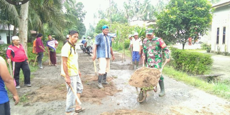 Personel Kodim 0208/Asahan Bersama Warga Kompak Laksanakan Gotong Royong Personel Kodim 0208/Asahan Bersama Warga Kompak Laksanakan Gotong Royong