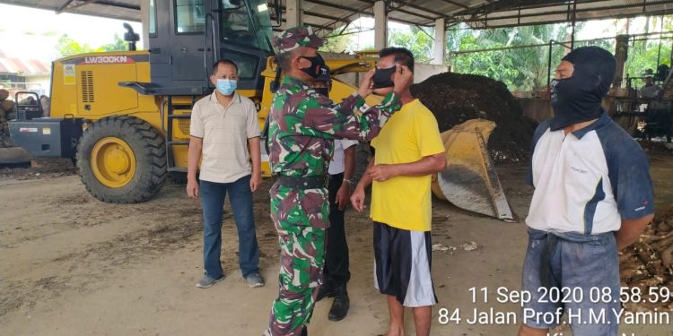 Berusaha Disiplinkan Warga Melalui Sosialisasi Protokol Kesehatan Covid-19 Oleh Personel Jajaran Kodim 0208/Asahan