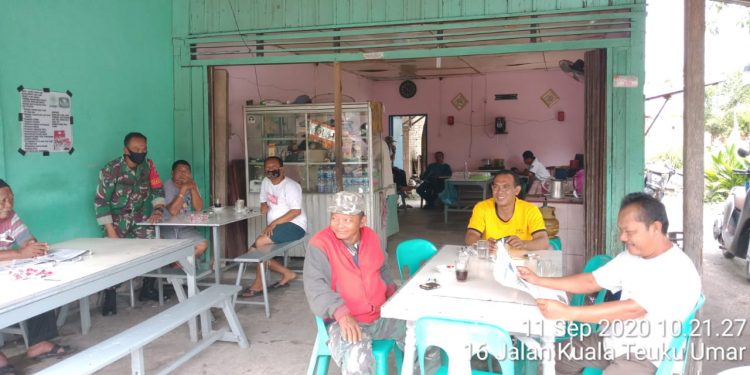 Minta Masyarakat 'Jangan Keluar Rumah Tanpa Masker' Personel Kodim 0208/Asahan Laksanakan Beri Himbauan Pada Warga Minta Masyarakat 'Jangan Keluar Rumah Tanpa Masker' Personel Kodim 0208/Asahan Laksanakan Beri Himbauan Pada Warga