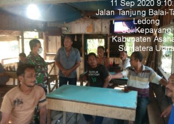 Personel Kodim 0208/Asahan Sambangi Warga Di Warung Sosialisasikan New Normal