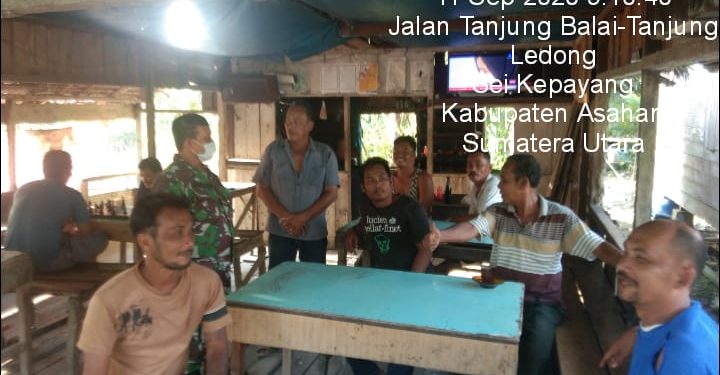 Personel Kodim 0208/Asahan Sambangi Warga Di Warung Sosialisasikan New Normal
