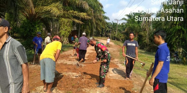 Babinsa Merakyat Dengan Cara Gotong Royong Bersama Warga Binaan Babinsa Merakyat Dengan Cara Gotong Royong Bersama Warga Binaan