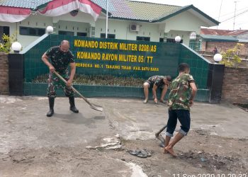 Danramil 05/Tanjung Tiram Beserta Anggota Bahu Membahu Perbaiki Parit