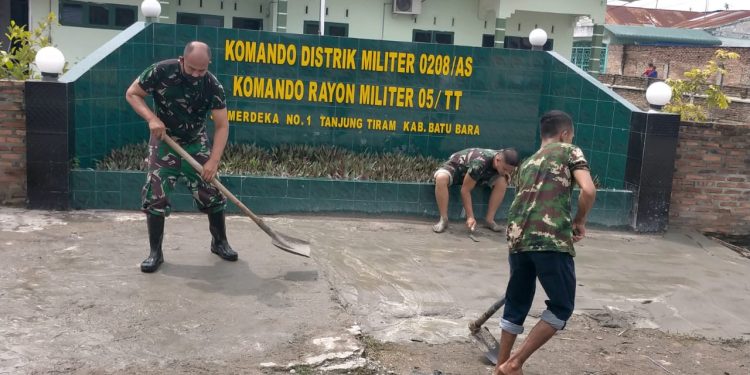 Danramil 05/Tanjung Tiram Beserta Anggota Bahu Membahu Perbaiki Parit Danramil 05/Tanjung Tiram Beserta Anggota Bahu Membahu Perbaiki Parit