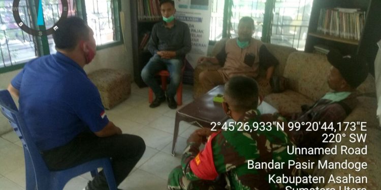 Melalui Perangkat Desa, Personel Kodim 0208/Asahan Sebarkan Tips Pencegahan Covid-19 Anjuran Pemerintah Melalui Perangkat Desa, Personel Kodim 0208/Asahan Sebarkan Tips Pencegahan Covid-19 Anjuran Pemerintah